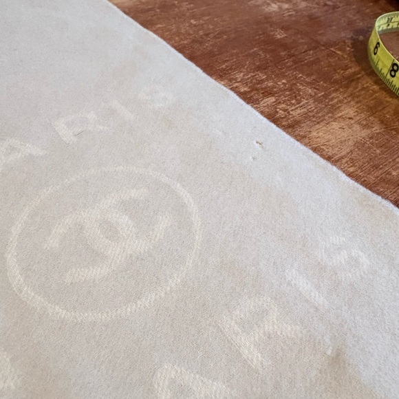 Authentic CHANEL Ivory and Grey Paris- 31 Rue Cambon Large Cashmere Scarf - Picture 7 of 10